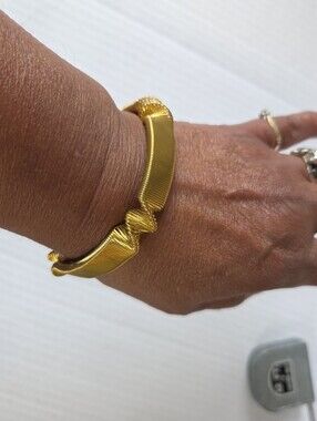 Vintage Corazul Gold-toned Fluted Twist Tobogas Flexible Stretch Bracelet